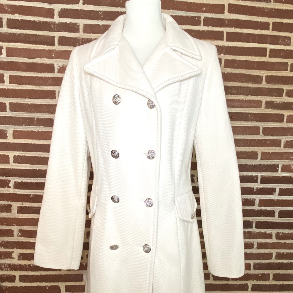 Marvin Richard’s coat/white/pearl/hip length